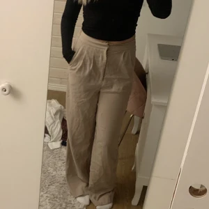 Linne liknande kostymbyxor - Säljer nu dessa snygga beiga linne liknande kostymbyxor från bikbok, storlek xs men passar även s, går att få mer lågmidjade om man vill :) Använda 2 gånger, köpta för 500