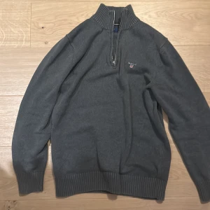 Säljer min andvönda gant creeper neck efter den är för lite pris 999 - Säljer min gammla gant crew neck för den är för liten inga skador på den är som ny priss 1000 inte fast 