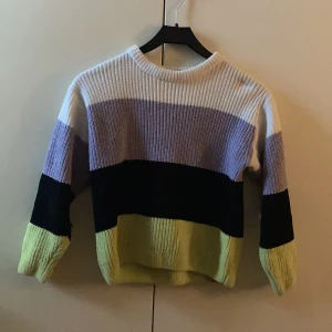 Stickad randig tröja - Super fin o mysig, mjuk stickad tröja från Lindex. Säljer för den har tyvärr blivit för liten. Änvänd några gånger men är i bra skick! 🤍💜🖤💚