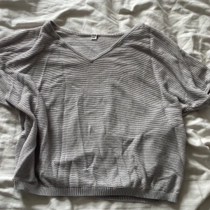 Kortärmad stickad - Så fin tröja från Uniqlo men som ej kommer till användning. Är en M men passar S också. 75kr + frakt