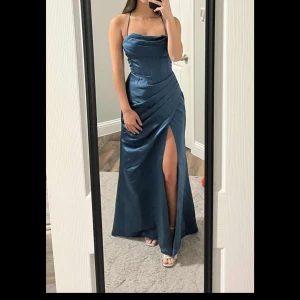 Balklänning / aftonklänning - Helt ny! Storlek 36. Marinblå.