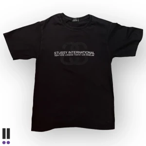 det stussy ss logo - stussy t-shirt size S 💜längd, 54cm💜pit to pit, 42cm