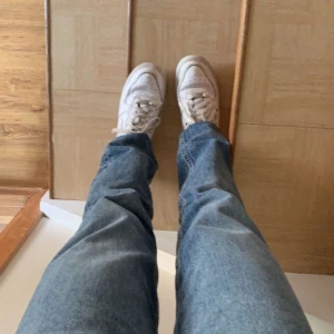 Blå straight jeans från Zara - Blå, jättesnygga, straight jeans från Zara som jag köpte för ungefär 2 år sedan. Har använt och säljer nu för de har blivit försmå för mig. (Första bilden är gammal.) 💘