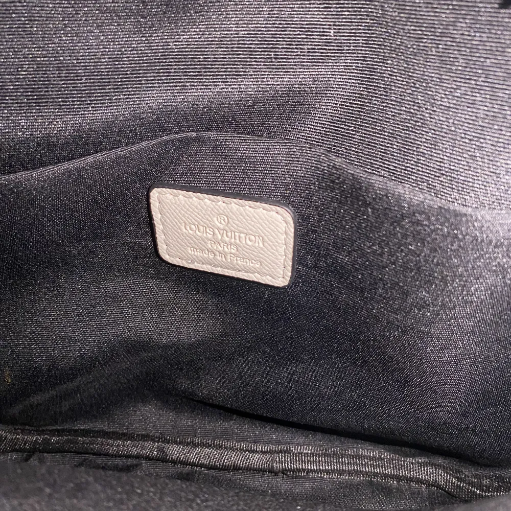 Vit Louis Vuitton väska  1:1 kopia  Oanvänd, säljer pågrund utav att jag inte har användning för den. Väskor.