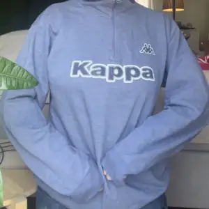 Najs tröja/sweater från Kappa med dragkedja! Lila/blå/grå, som på bilden☺️ Det står large i men skulle säga att den passar xs-medium beroende på hur man vill ha den. Jag har s och den är lite oversized på mig. Fint skick!