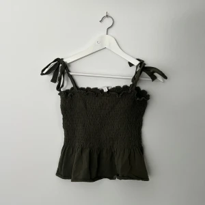 mörkgrönt hm linne - mörkgrönt hm linne i super fint skick. passar så fint till beigt men också jeans färg. strlk s. 🤍