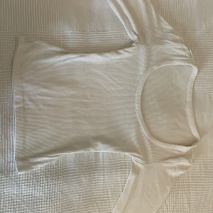 Top - Dit tröja med långa ärmar och underbar urringning.❣️