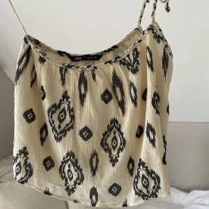 Zara topp - Köptes i somras men har bara kommit till användning 1 gång💗