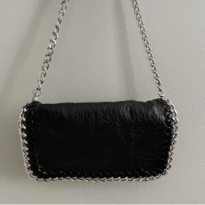 Tiamo väska 💞 - Säljer denna efterlängtade tiamo väska i storlek liten. Inga defekter och är helt nyköpt. Säljer för 350kr, priset kan diskuteras. Tryck inte på köp direkt då jag bara tar swish 💞köparen betalar för fraktas men kan också tänka mig att mötas upp. 