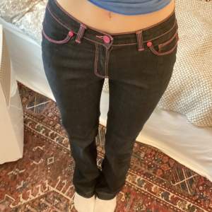 Väldigt unika mörkblå jeans från Trussardi. Rosa detaljer, bra skick. Uppsprätta nedtill. Stretchiga, passar 26-29. Jag är 173. Jag har andra jeans till salu!