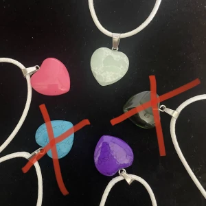 Halsband med hjärta  - ❗️Blå och mörkgrön är sålda ❗️Halsband med hjärta i olika färger. Ca 43-49 cm långt, pris 15 kr/st eller 2 för 25🫶🏻🫶🏻frakten kostar 15 kr och jag samfraktar om du köper flera grejer❤️