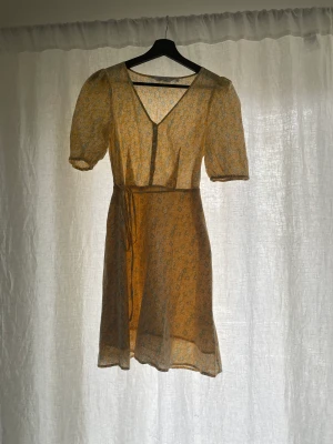 Other stories klänning  - Mycket fin sommarklänning med ett fint blommönster. Normal i storleken och använd et fåtal tillfällen! 