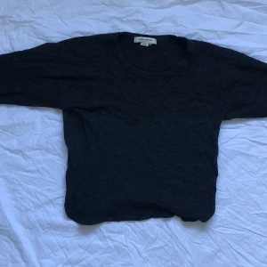 GRÅ ISABEL MARANT POUR TRÖJA - En grå isabell marant tröja! Mjuk och skön. Är en fitted model, storlek står 38.