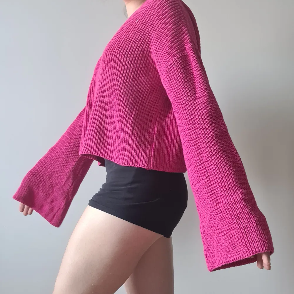Mysig, stickad, rosa tröja med vida ärmar från NA-KD, storlek: M.. Stickat.