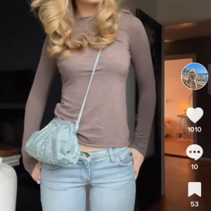 Zara väska - Super snygg zara väska som knappt kommit till användning tyvärr. Nypris 559 kr. Köparen står för frakten💞