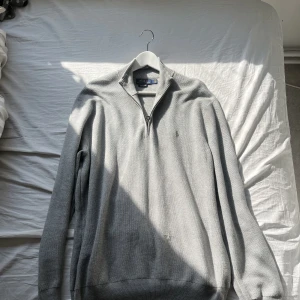 Ralph lauren stickad  - Stickad Ralph lauren halfzip i grå. Passar bra i storlek L. Riktigt fräsch till ett par jeans.