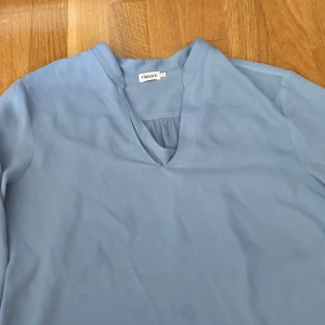 Filippa K blus - Liten fläck på framsidan, men syns bara som en färgskiftning