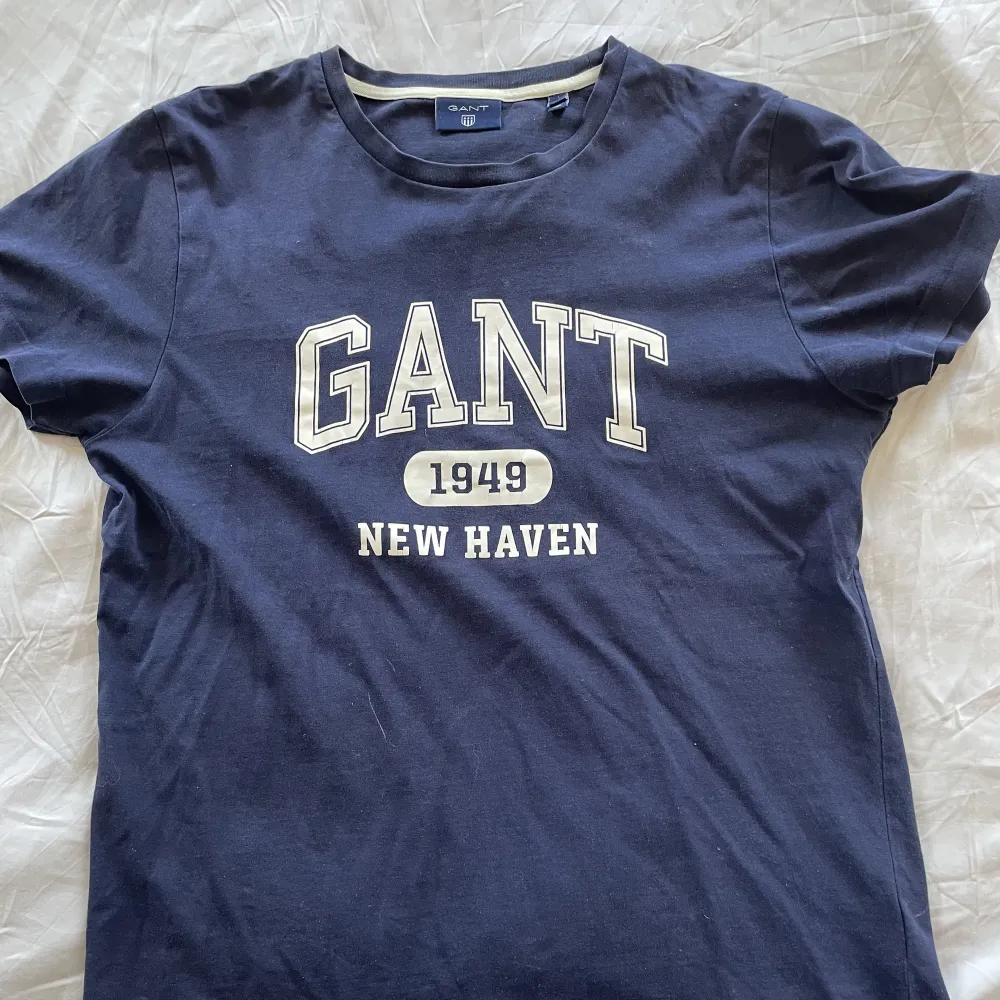 Mörkblå GANT T-shirt, storlek S. T-shirts.