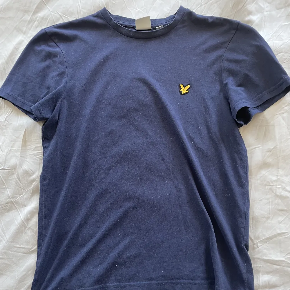 Mörkblå lyle and scott Tshirt, storlek S. T-shirts.