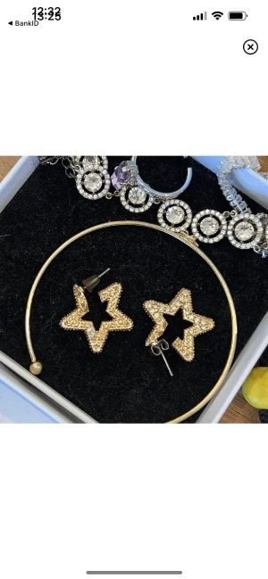 Guld örhängen - VINTAGE örhängen i guld, äkta & rostfria!  Några diamanter har lossnat men det är ignet man tänker på! ❤️Använd gärna köp nu🥳