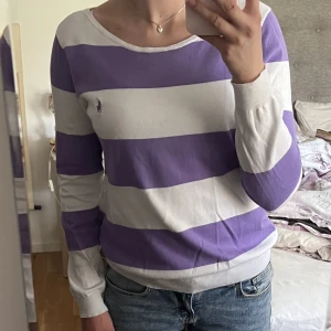 Ralph lauren tröja - Jättefin lila-vit randig tröja från Ralph Lauren. Begagnat skick, men inga fläckar! Passar storlek XS-M 🫶