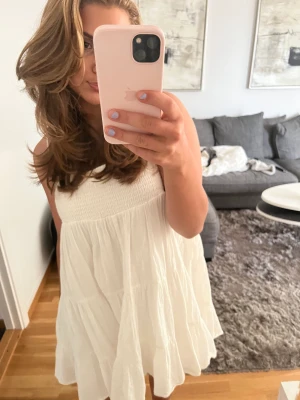 vit klänning - vit klänning från zara i perfekt skick, endast använd ett fåtal gånger. Superfin klänning.