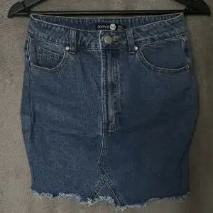 Super snygga jeans kjolar! 😍  Så fint o ha nu till sommaren! 🌼 Köp båda för 180kr eller en för 100kr!  Som ny skick!  Storlek: xs  
