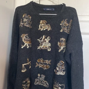 Stickad tröja  - Fin stickad tröja från Zara. Jättefint skick 