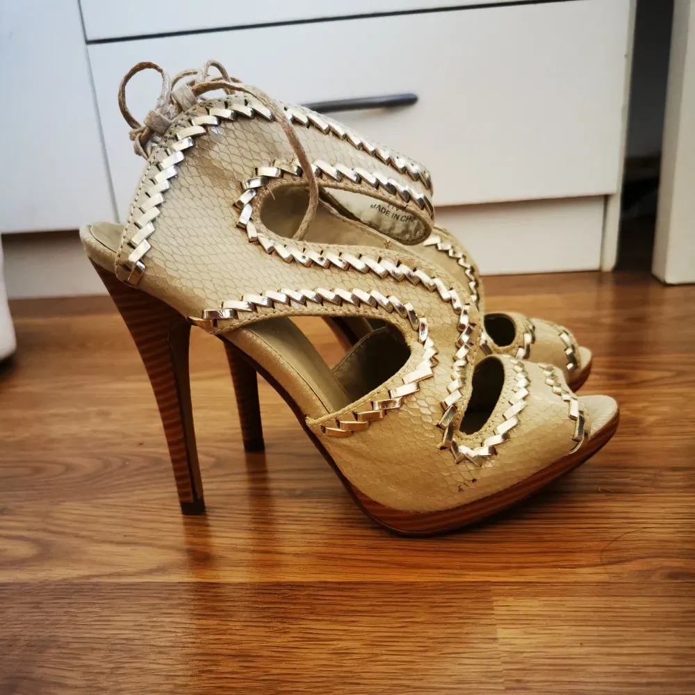 High heeled sandals size 38. Like new . Skor.