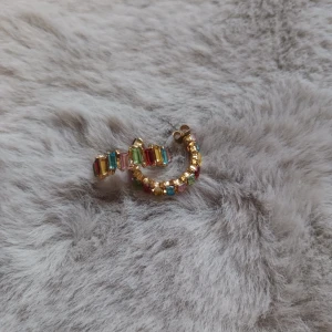 Örhängen  - Säljer dem här jätte fina örhängena. Säljer dem pga att dem inte kommit till användning. Köparen står för frakten.