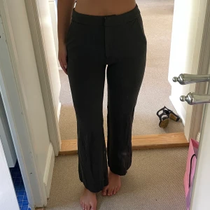 Stockh lm kostymbyxor - Jättefint skick, gråa, storlek 36. Säljer pga för korta på mig (är 170 cm)