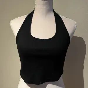 Snyggt Basic svart linne som går runt nacken! Aldrig använt! Frakt kostar 45kr! 