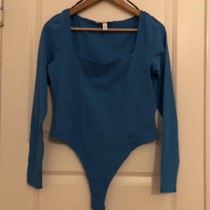 Topp - Jättefin blå bodysuit med korset på magen🩵 Aldrig använt och har legat i min garderob i några månader🌸