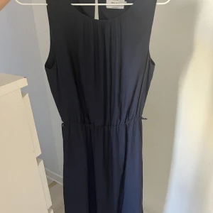Lång klänning  - Använd en gång  Nyttpris 799