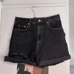 korta distressed jeansshorts köpa från asos i en tvättad svart färg🖤 