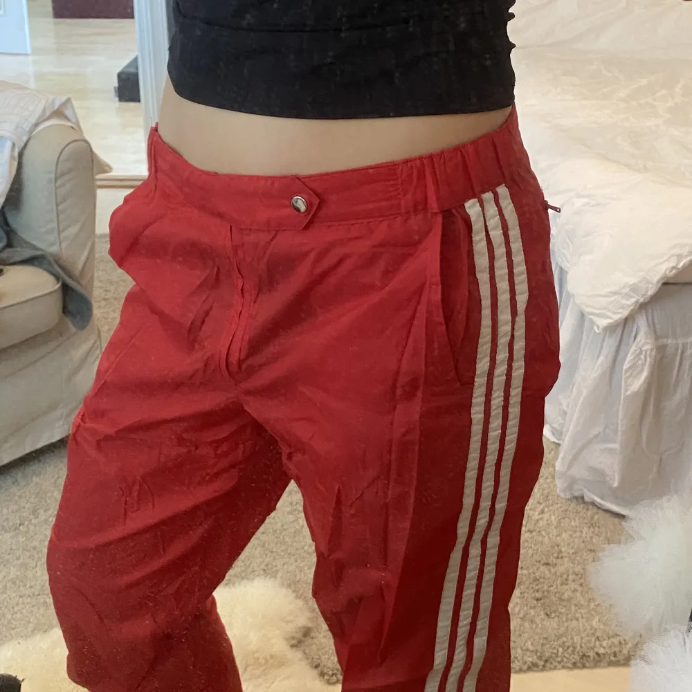 Balla adidas trackpants med dragkedjor på båda benen upp till knäna och som en backficka🤩🤩 Skriv för mer info och bilder! . Jeans & Byxor.