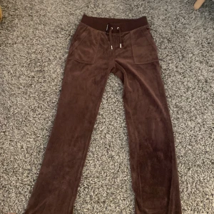 Juicy country byxor  - Jag säljer ett bar bruna juicy country byxor i storlek xs, inte söder någon stans men jag har använt dem 