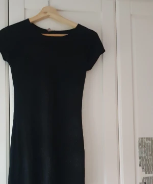 Glittrig tunika - Tunika ish plagg? Svart med ler glittee än vad som syns på bilden. Bra skick stl M