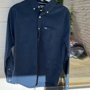 Väldigt snygg Hollister skjorta i mörkblå som jag nu säljer. Storlek M.