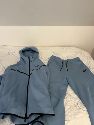 Nike tech fleece Stone blue dress - Hej, säljer den här dressen för koftan är för stor för mig och jag kan inte matcha byxorna med något. Koftan är strl L och byxorna är strl M. Dessa är Limited och säljs inte längre så de är sällsynta. Kofta: 1100 Byxor: 900 Dress: 2000 Kan göra byten oxå