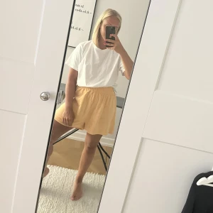 Frotté shorts  - Ursnygga ljusorange frotté shorts 🍑 Tyvärr en storlek för stora för mig, så helt oanvända.  Mer lik färgen som på sista bilden
