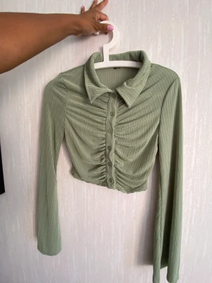 Mintgrön blus  - Blus från shein. Jätteskönt material. Vida ärmar 