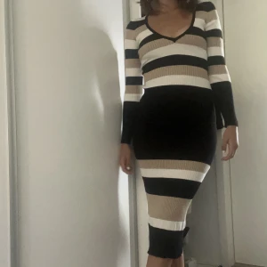 Klänning - Aldrig använd  FRAKT INGÅT I PRIS‼️