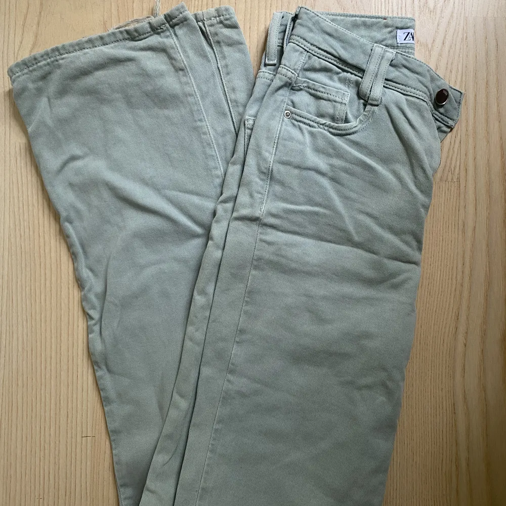 Jättecoola ljusgröna highwaist jeans, väldigt bra skick. Säljer pga för små! Storlek 34 men skulle även passa 36, går ner på marken om man är 175! Kontakta för mer info/bilder💕💕. Jeans & Byxor.