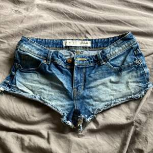 Blåa jeansshorts med fransad kant! 💙