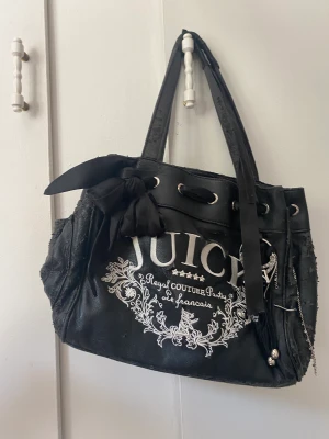 Juicy couture - Fin och hyfsat stor väska från juicy men feta detaljer, synligt slitage