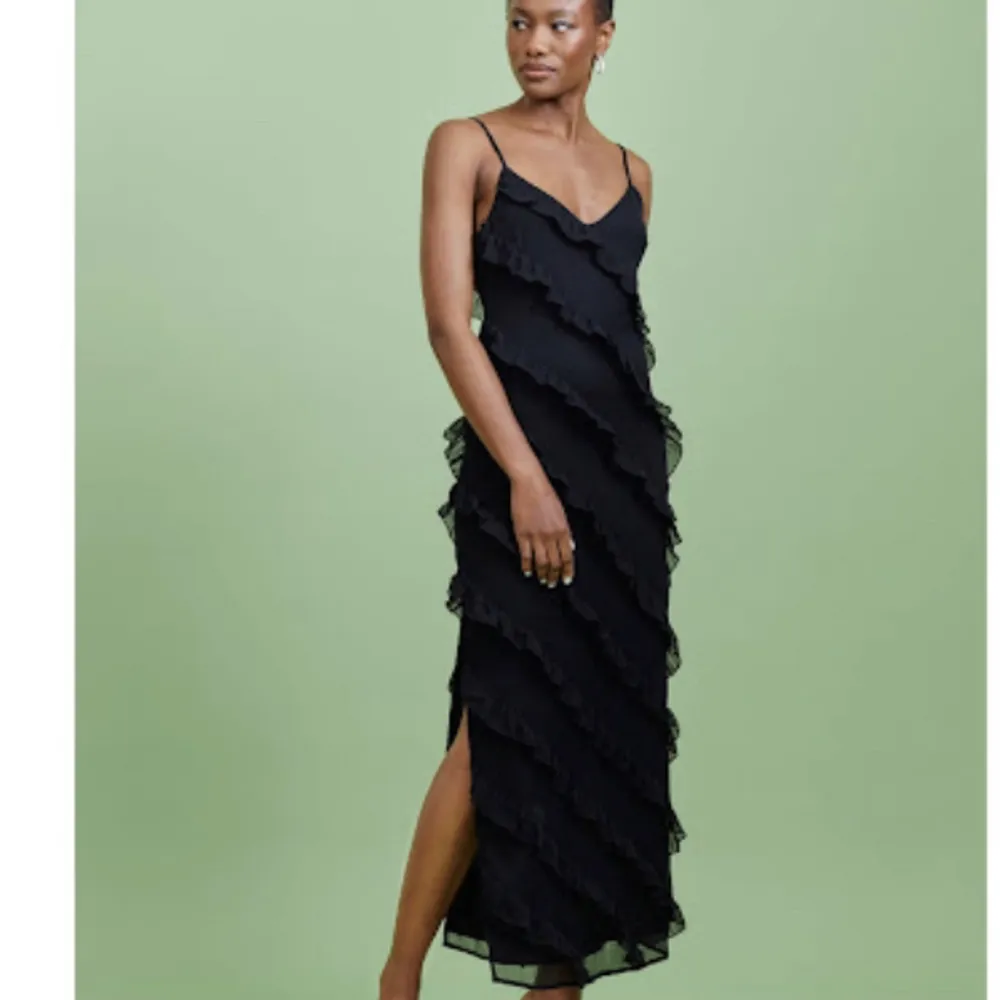 Intressekoll/Säljer denna klänning från Gina tricot som är sjukt snygg✨✨💘🤩använd ändast en gång och den är i nyskick allstså precis som ny (fråga om fler bilder privat)❤️❤️HELT SLUTSÅLD!! Är storlek medium men passar även small. Klänningar.