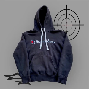 Svart Champion Hoodie - En fin luvtröja av märket Champion. I fint skick. Ger lite vintage vibes. Snyggt till ett par jeans. För fler bilder eller mått kontakta mig!!