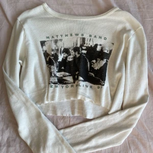 Brandy Melville longsleeve  - En croppad långärmad tröja från brandy Melville, använd fåtal gånger