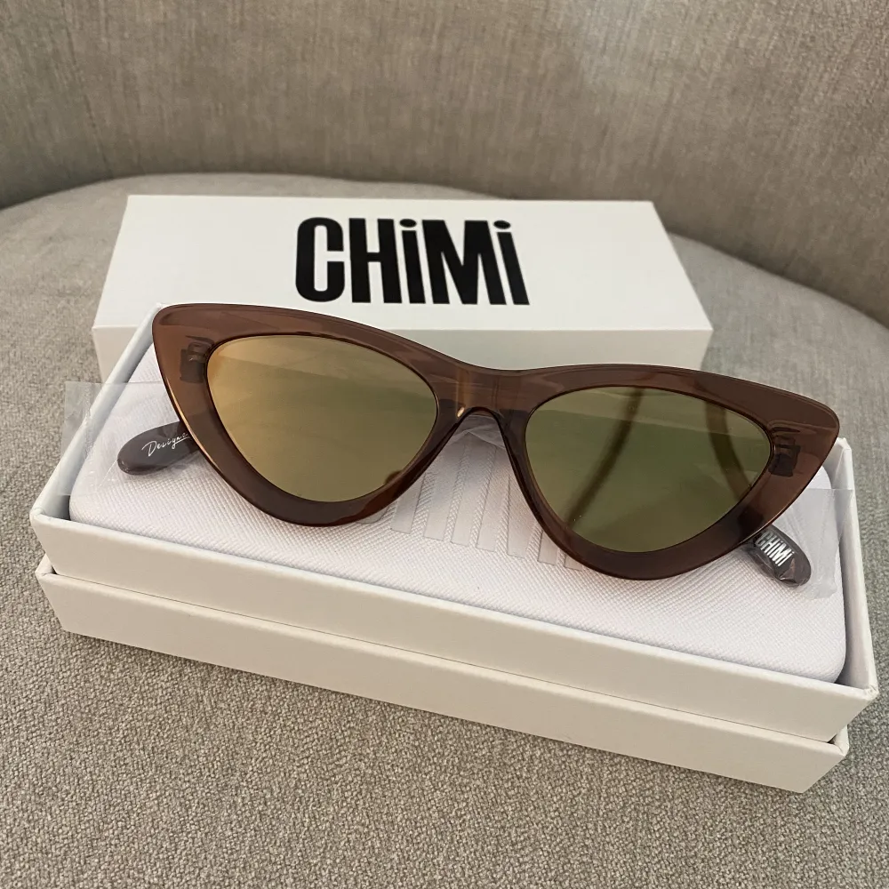 Chimi Coco #006 Mirror. Bruna solglasögon. Aldrig använda, helt nya i orginalbox med alla tillbehör till. 🤎🤎. Accessoarer.